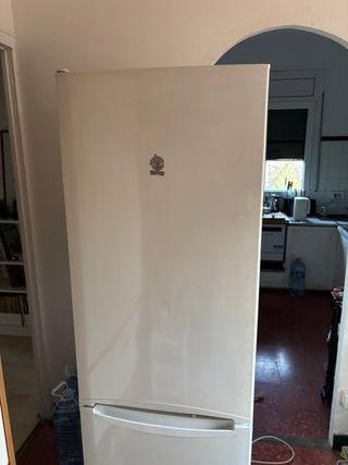 Nevera con estante de plástico roto