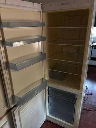 Nevera con estante de plástico roto