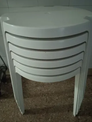 Sei tavoli in plastica impilabili