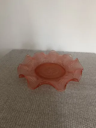 Fruteira antiga de vidro rosa com relevo floral