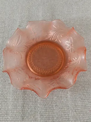 Fruteira antiga de vidro rosa com relevo floral