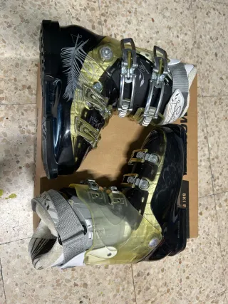 Botas de esquí Salomon negras y doradas