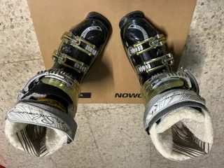 Botas de esquí Salomon negras y doradas