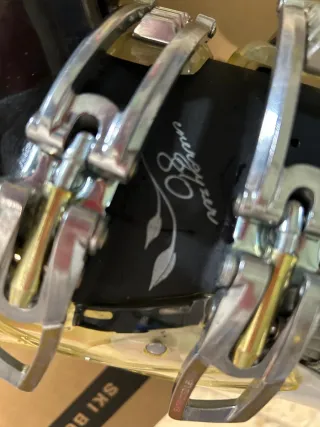 Botas de esquí Salomon negras y doradas