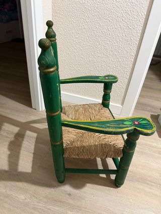 Silla infantil de madera pintada