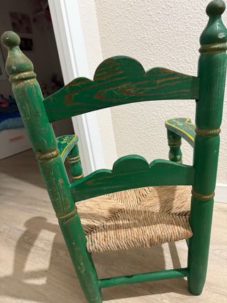Silla infantil de madera pintada