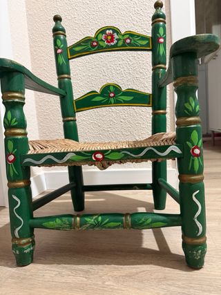 Silla infantil de madera pintada
