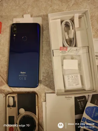 Xiaomi Redmi Note 7 con accessori