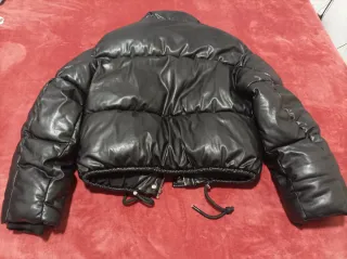 Cazadora polipiel negra Bershka Talla S