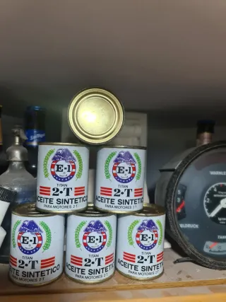 Antiguas latas aceite 2T Titan