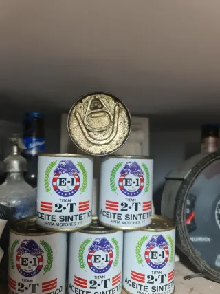 Antiguas latas aceite 2T Titan