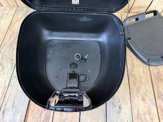 BAUL GIVI E300NT 30L CON PARRILA UNIVERSAL