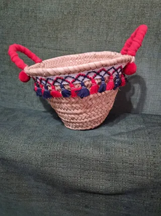 Cesta y sombrero de paja con adornos