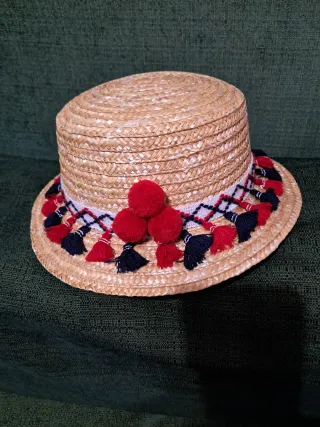 Cesta y sombrero de paja con adornos