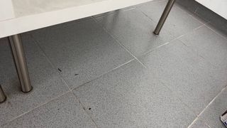 Estantería Ikea con patas y puertas