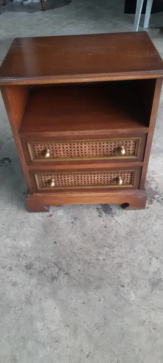 Mesita de noche de madera y ratán