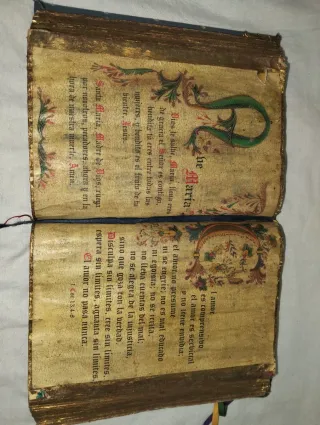 Biblia antigua decorativa
