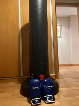 Saco de boxeo y guantes Tagoya