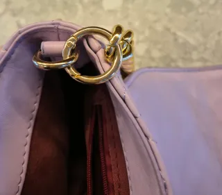 Bolso de hombro violeta con cadena dorada