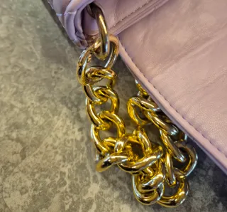 Bolso de hombro violeta con cadena dorada