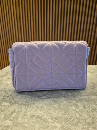 Bolso de hombro violeta con cadena dorada