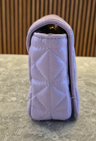 Bolso de hombro violeta con cadena dorada