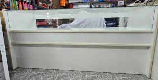 Mostrador con vitrina y bandejas