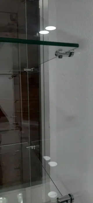 Estantería de cristal y metal