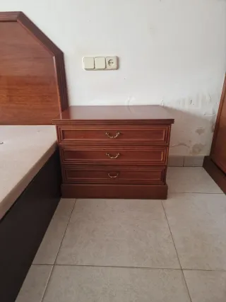 Mesita de noche de madera