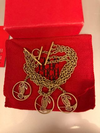 Pulsera Carolina Herrera color oro con colgantes
