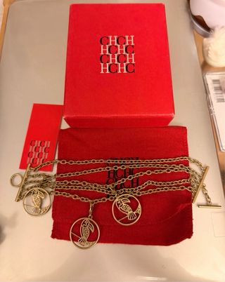 Pulsera Carolina Herrera color oro con colgantes