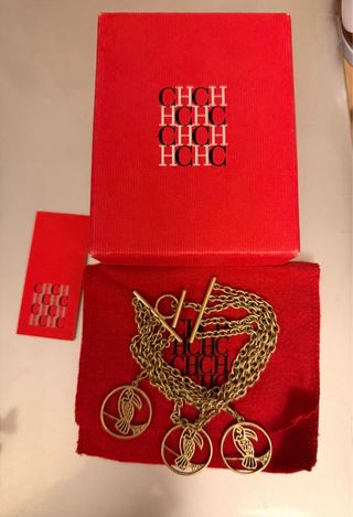 Pulsera Carolina Herrera color oro con colgantes