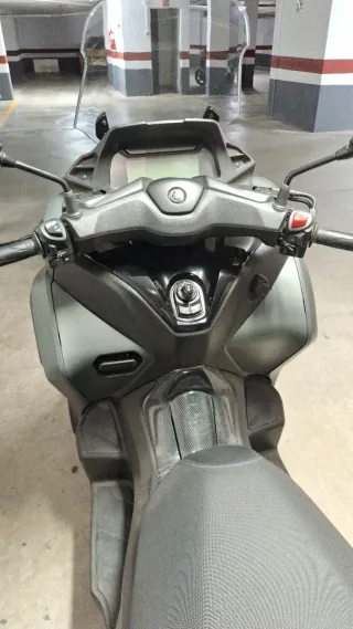 Yamaha Tricity 300 Gris impecable. Carnet B coche