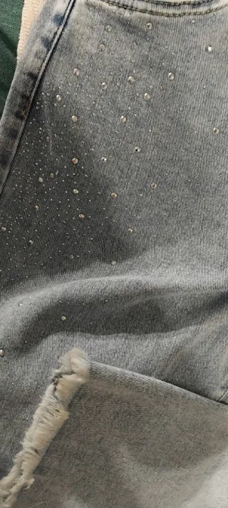 Pantalón vaquero con pedrería