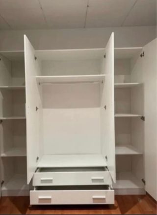Armario blanco de madera