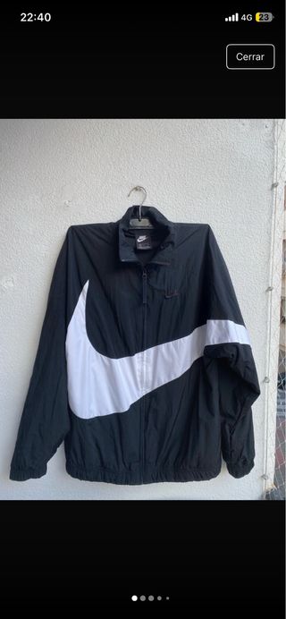 Chaqueta Nike Swoosh Negra y Blanca
