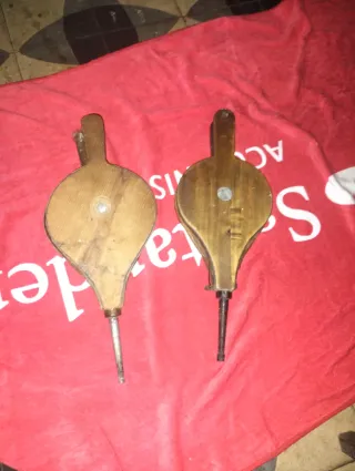 Fuelles de chimenea antiguos de madera y metal