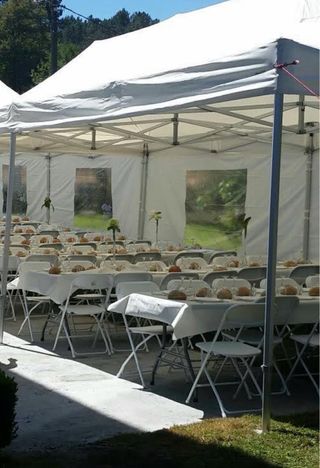 Sillas y mesas plegables blancas