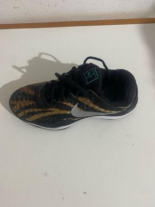 Zapatos Nike Negro y Dorado