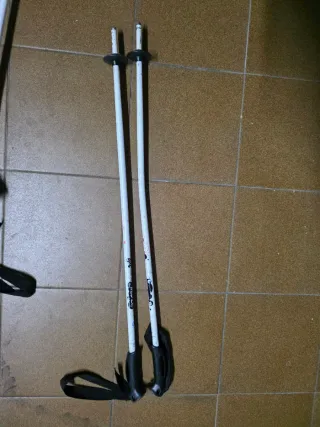 Casco de esquí infantil y bastones