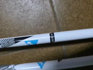 Casco de esquí infantil y bastones