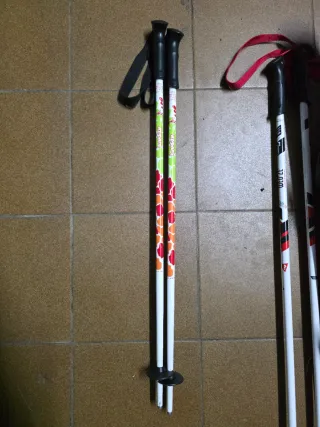 Casco de esquí infantil y bastones