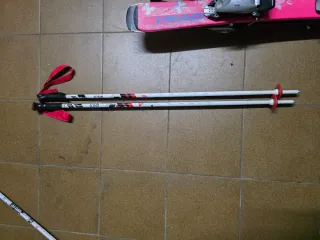 Casco de esquí infantil y bastones