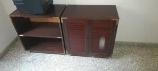 Mueble de madera marrón