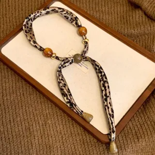 Collar bufanda leopardo con cuentas