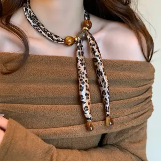 Collar bufanda leopardo con cuentas