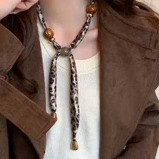 Collar bufanda leopardo con cuentas