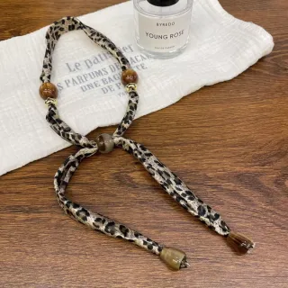 Collar bufanda leopardo con cuentas