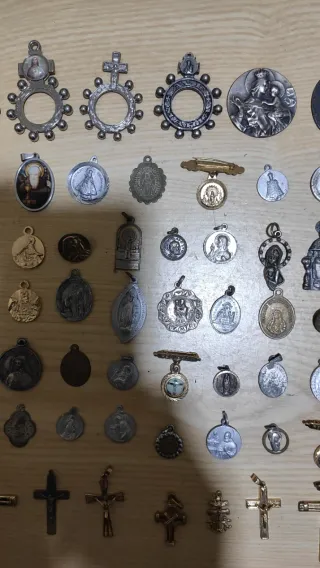 Lote Religioso: Medallas y Cruces Variadas