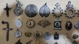 Lote Religioso: Medallas y Cruces Variadas